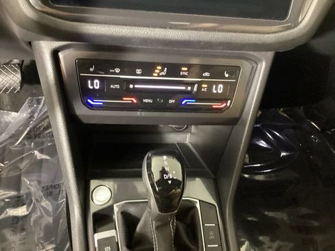 Used 2024 Volkswagen Tiguan SE w/ Panoramic Sunroof Package AWD/4WD image 23