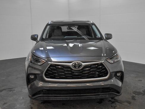 Used 2022 Toyota Highlander XLE image 2