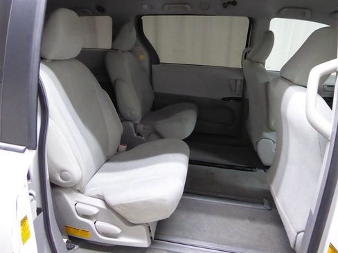 Used 2013 Toyota Sienna L image 25