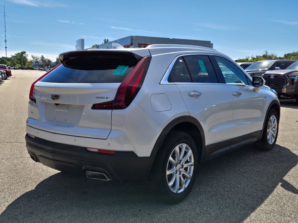 Used 2023 Cadillac XT4 Luxury w/ Cold Weather Package AWD/4WD image 6
