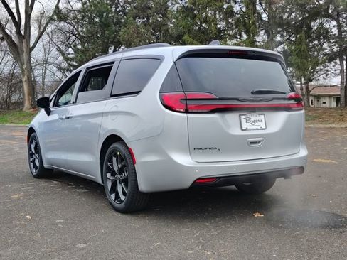 New 2026 Chrysler Pacifica Select image 9