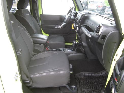 Used 2016 Jeep Wrangler Unlimited Sahara w/ Connectivity Group image 19