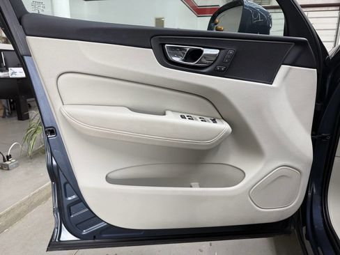 Used 2018 Volvo XC60 T6 Momentum w/ Convenience Package AWD/4WD image 9