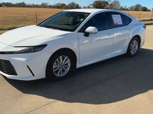 Used 2025 Toyota Camry LE w/ Convenience Package FWD image 5