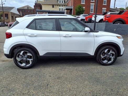 New 2025 Hyundai Venue SEL image 3