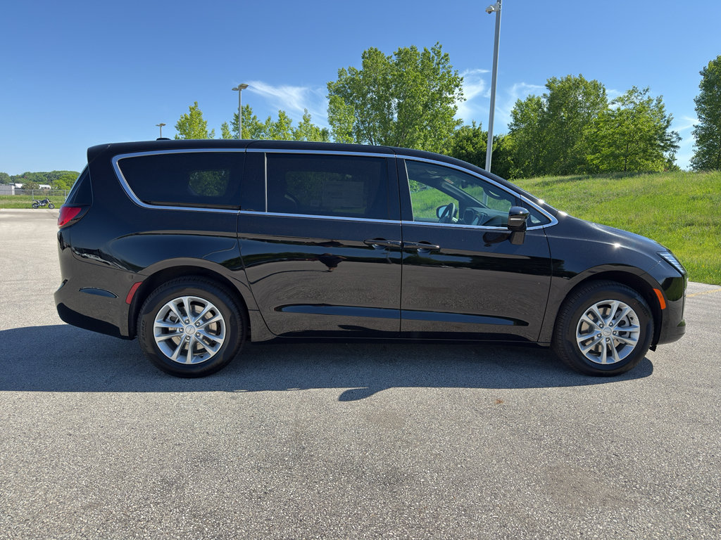 New 2027 Chrysler Pacifica Select w/ Family Tech Group AWD/4WD image 4