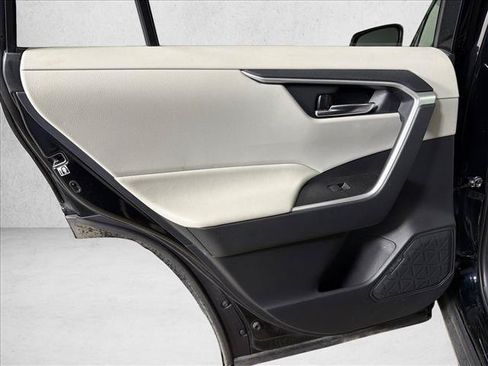 Used 2020 Toyota RAV4 XLE AWD/4WD image 21