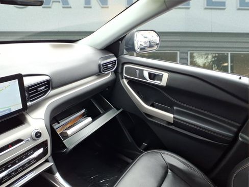 Used 2022 Ford Explorer XLT w/ Equipment Group 202A image 22