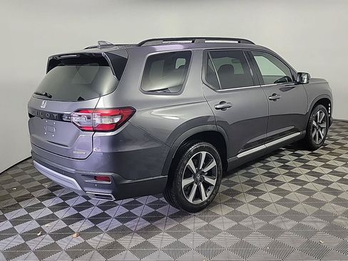 Certified 2025 Honda Pilot Touring image 4