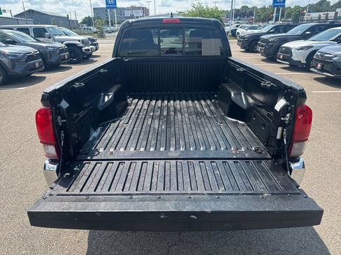 Used 2018 Toyota Tacoma SR5 AWD/4WD image 7