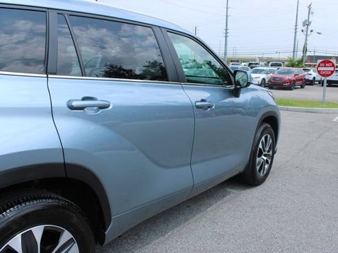 Used 2023 Toyota Highlander XLE AWD/4WD image 45