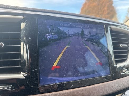 Used 2017 Chrysler Pacifica Touring-L w/ Tire & Wheel Group image 12