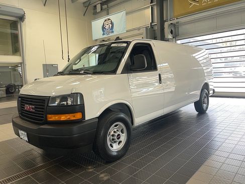 Used 2025 GMC Savana 3500 Extended RWD image 3