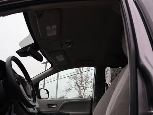 Used 2020 Toyota Sienna LE image 29