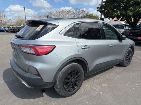 Used 2022 Ford Escape SE image 3