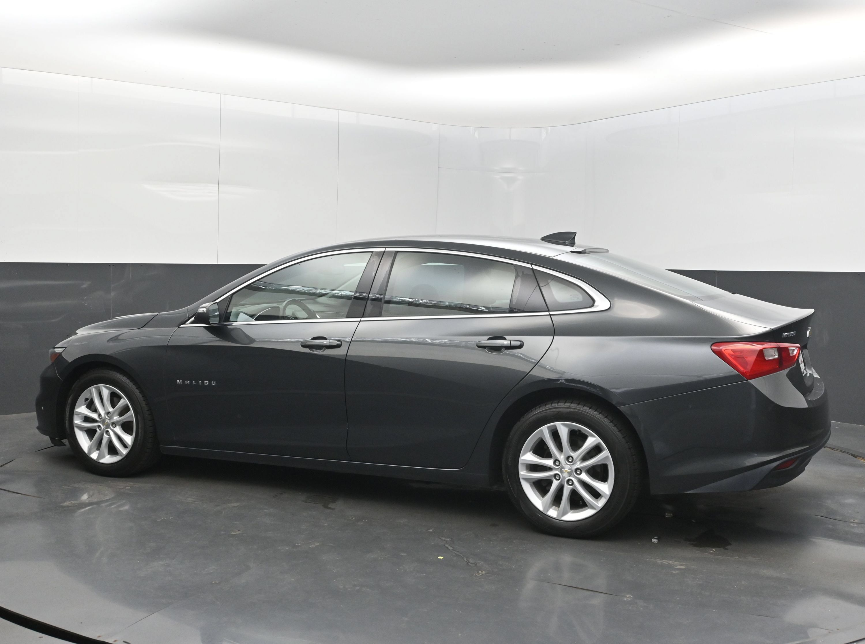 Used 2017 Chevrolet Malibu LT w/ Leather Package FWD image 7