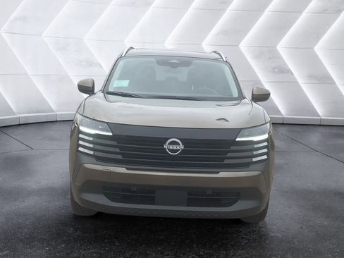 Used 2025 Nissan Kicks SV w/ SV Premium Package image 2