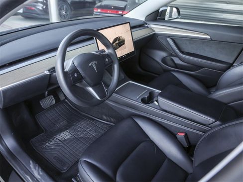 Used 2023 Tesla Model 3 Standard Range image 4