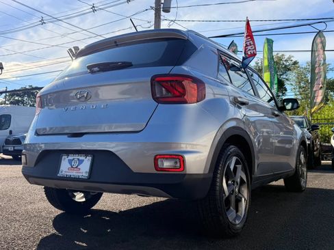 Used 2025 Hyundai Venue SEL FWD image 9