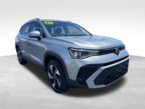 Used 2025 Volkswagen Taos SE AWD/4WD image 19