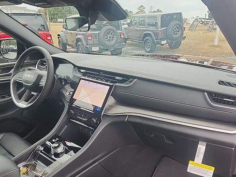 New 2025 Jeep Grand Cherokee Limited image 27