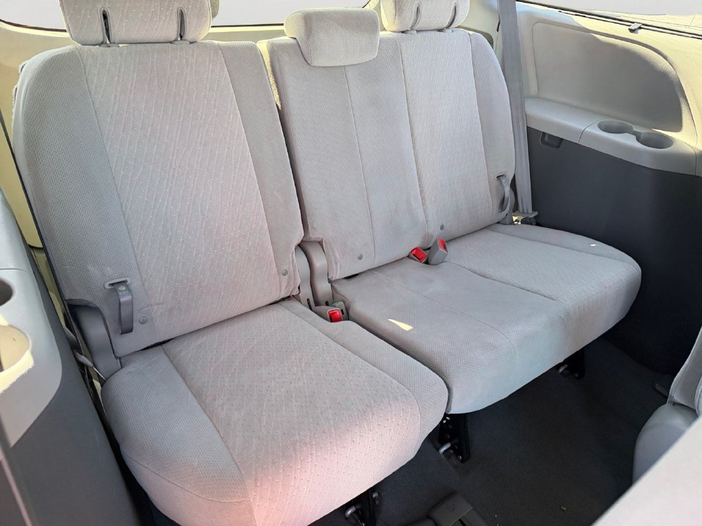 Used 2020 Toyota Sienna LE FWD image 11