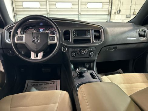 Used 2014 Dodge Charger SE RWD image 4