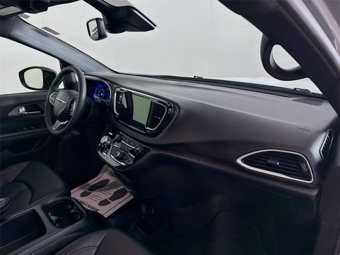 Used 2025 Chrysler Pacifica Select image 28