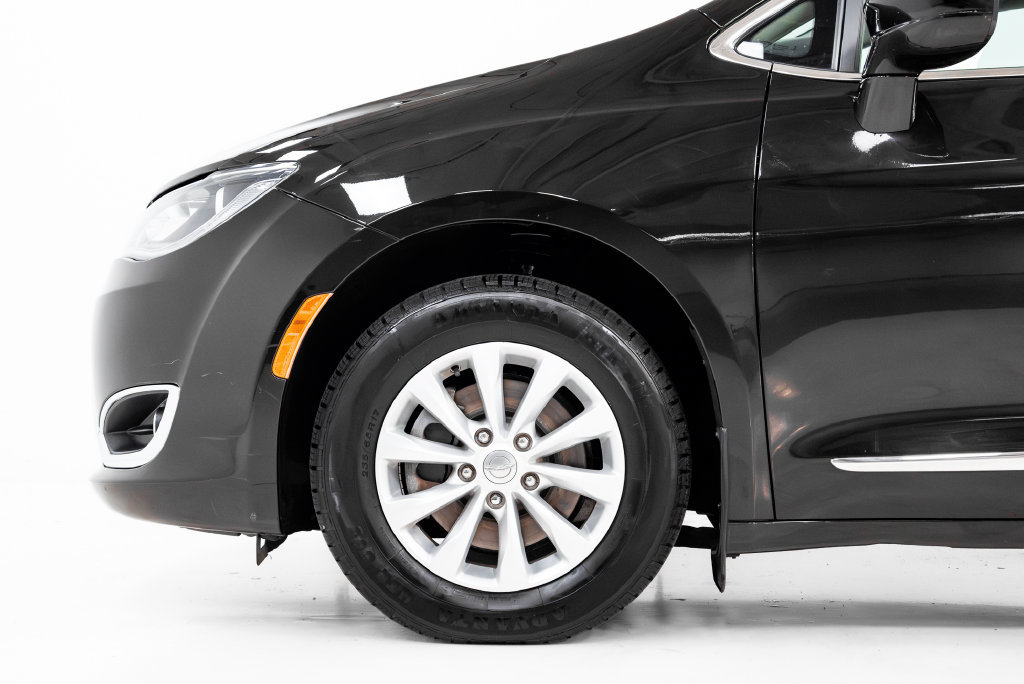 Used 2017 Chrysler Pacifica Touring-L FWD image 26