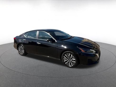Used 2025 Nissan Altima 2.5 SV FWD image 2