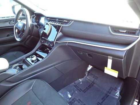 New 2025 Jeep Grand Cherokee L Laredo image 12