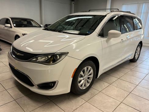 Used 2017 Chrysler Pacifica Touring-L image 3