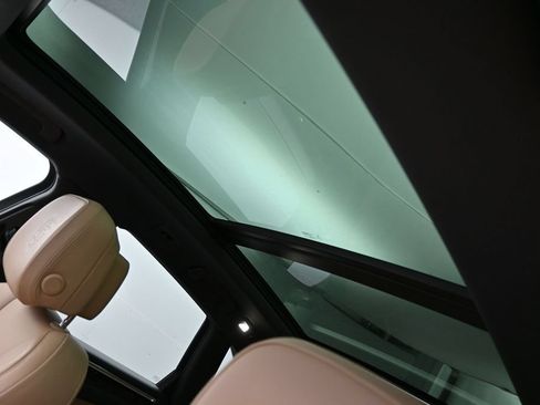 Certified 2022 Porsche Macan AWD/4WD image 11