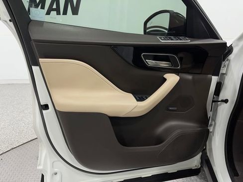 Used 2019 Jaguar F-PACE Prestige image 16