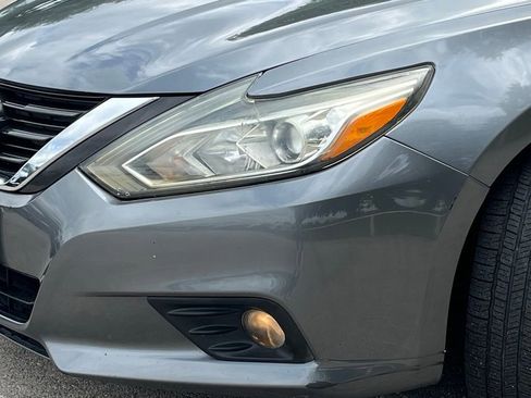Used 2017 Nissan Altima 2.5 SL w/ Moonroof Package FWD image 9