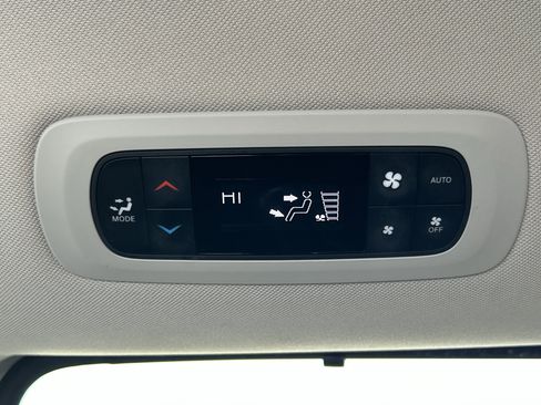 Used 2023 Chrysler Pacifica Touring-L image 17