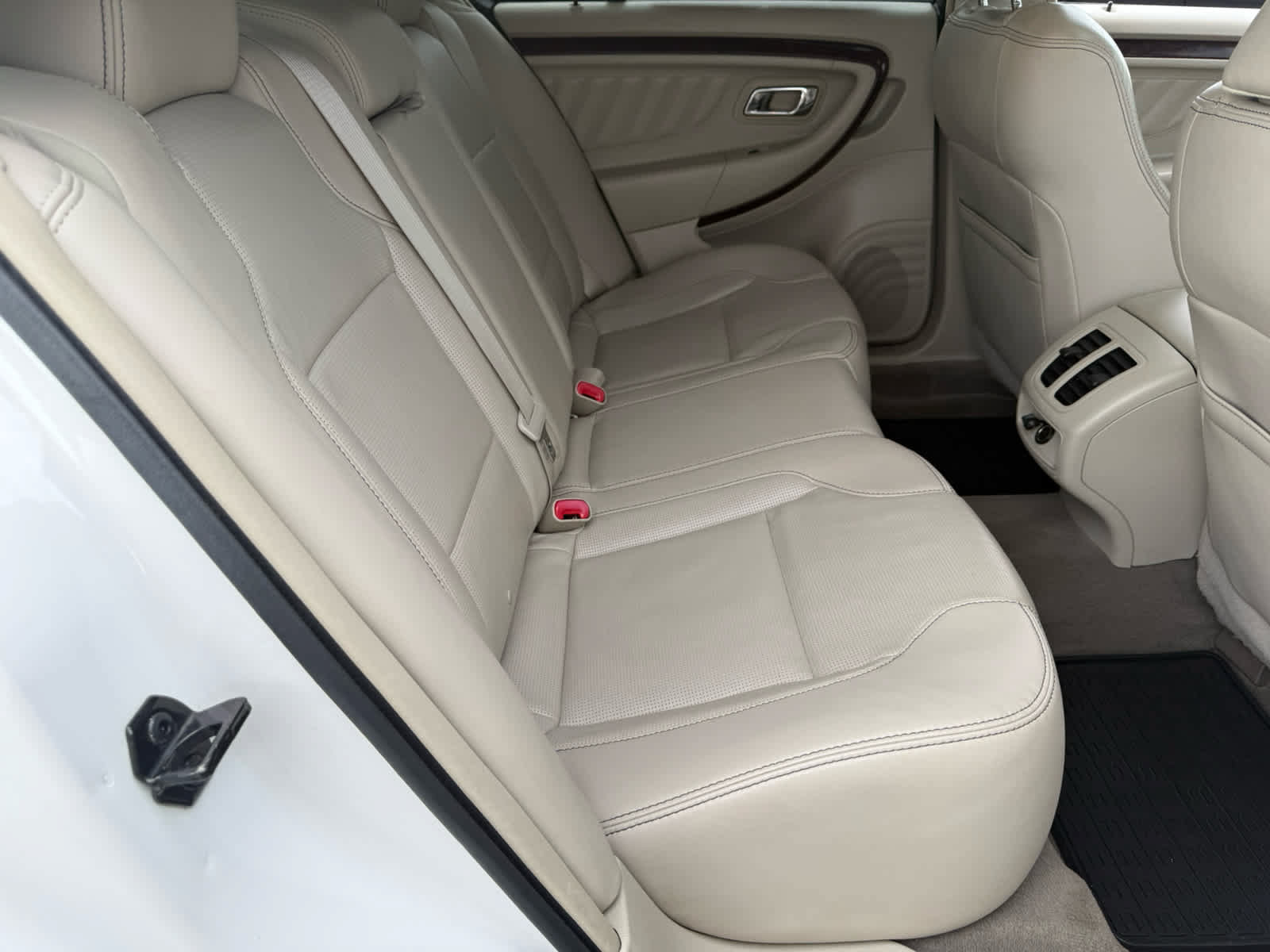 Used 2010 Ford Taurus Limited FWD image 7