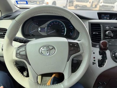 Used 2013 Toyota Sienna XLE FWD image 15