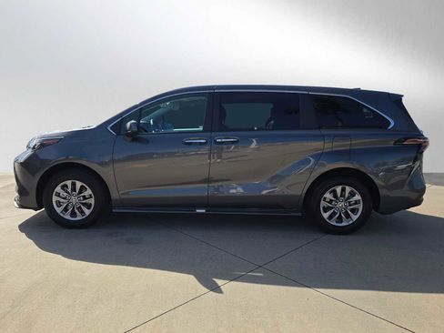 Used 2025 Toyota Sienna XLE image 6