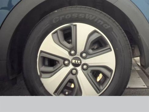 Used 2017 Kia Niro EX FWD image 12