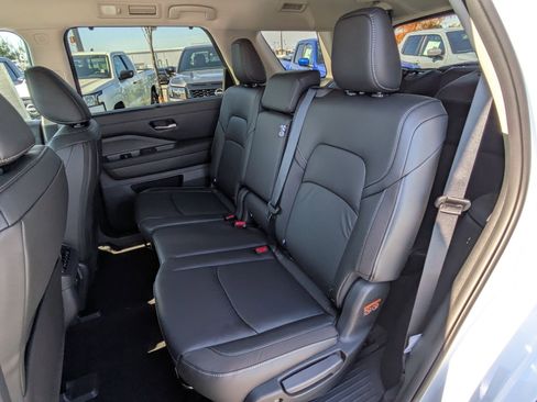 New 2025 Nissan Pathfinder SL image 24