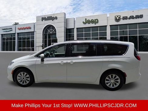 Used 2017 Chrysler Pacifica Touring w/ Tire & Wheel Group FWD image 6