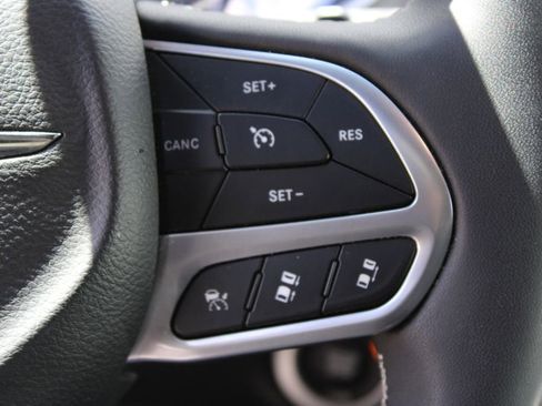 Used 2025 Chrysler Pacifica Select FWD image 28