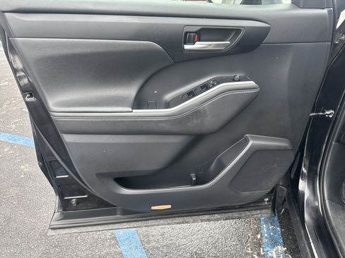 Used 2023 Toyota Highlander XLE image 16