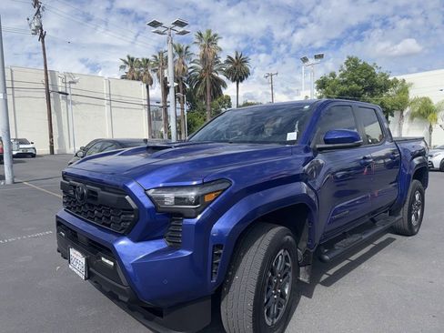 Used 2024 Toyota Tacoma TRD Sport w/ TRD Sport Upgrade Package image 11