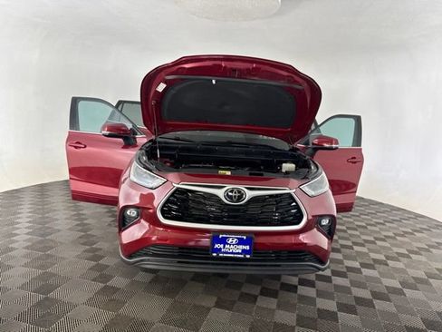 Used 2022 Toyota Highlander XLE AWD/4WD image 14