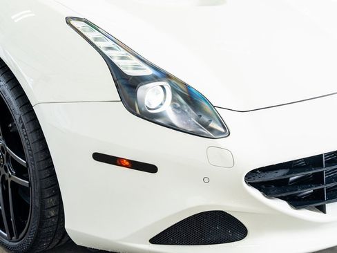 Used 2016 Ferrari California T image 19