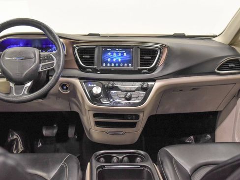 Used 2020 Chrysler Voyager Lxi image 22