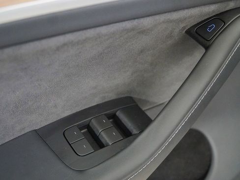 Used 2024 Tesla Model Y Long Range AWD/4WD image 24