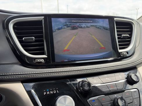 Used 2023 Chrysler Pacifica Touring-L image 25